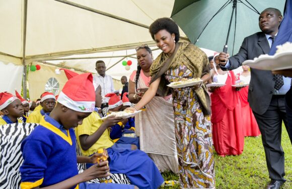 Burundi : La Première Dame célèbre Noël avec les enfants malvoyants à Kabezi.