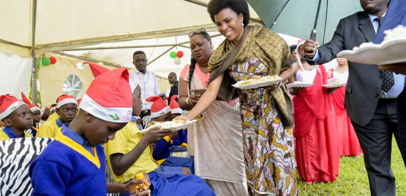 Burundi : La Première Dame célèbre Noël avec les enfants malvoyants à Kabezi.