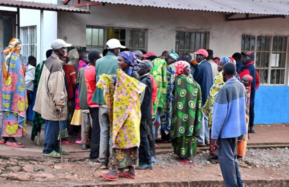 Burundi : Distribution des primes aux théiculteurs de Rwegura à Kayanza.