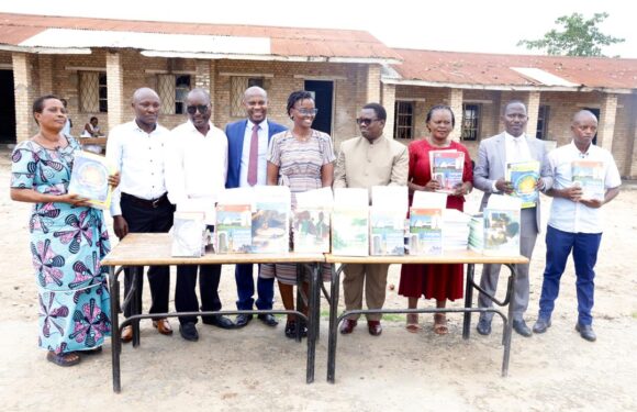 Burundi : ANAKA offre 212 livres à 5 écoles de Kamenge à Bujumbura.