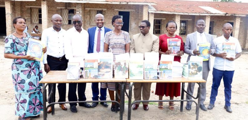 Burundi : ANAKA offre 212 livres à 5 écoles de Kamenge à Bujumbura.