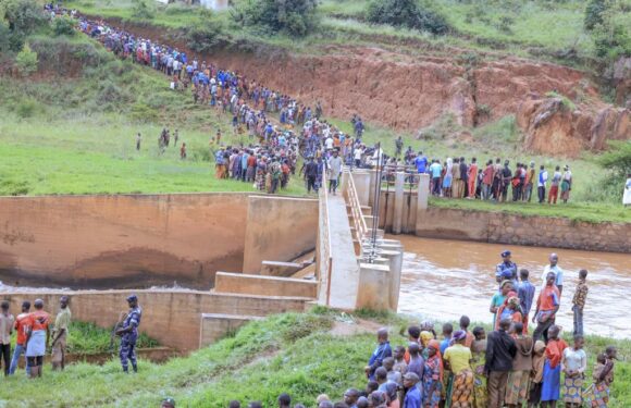 Burundi : Le Président Ndayishimiye visite le barrage de Mubarazi à Muramvya.